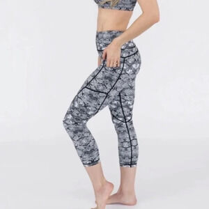 Zyia Active Cobra Metallic Cropped Pocket Light N Tight Leggings! Capri